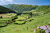 Azzorre, Isola di San Miguel - Escursione a Sete Cidades.  Lungo il sentiero che percorre la cresta della Caldeira das Sete Cidades. Vista verso l'interno della caldera. 